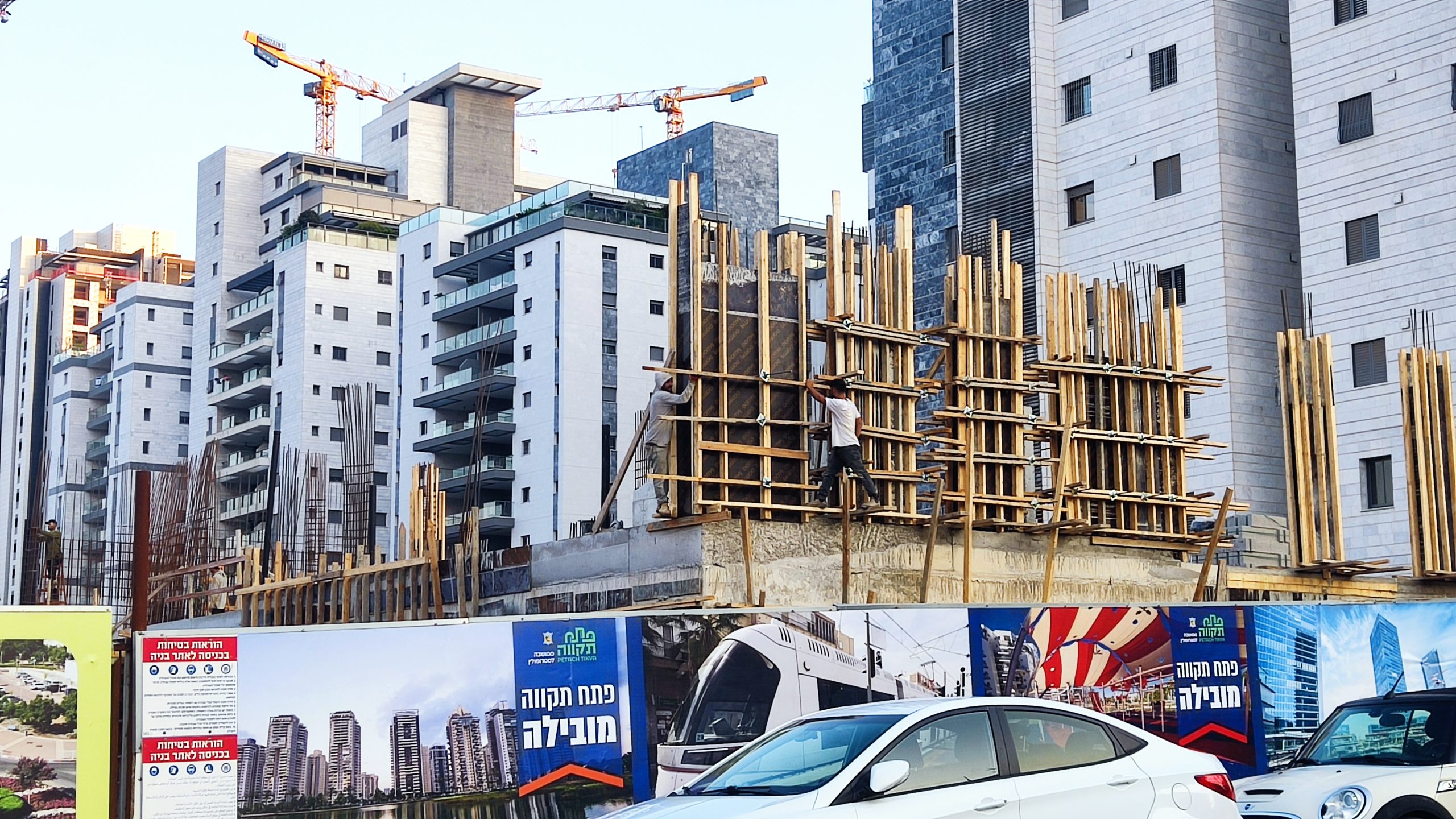 אתר בניה בפתח תקווה