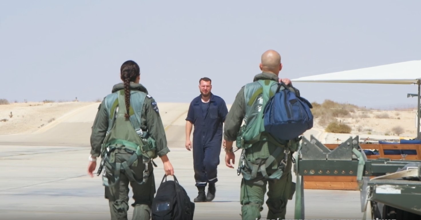 אנשי צוות אוויר טייסים חוזרים מגיחה