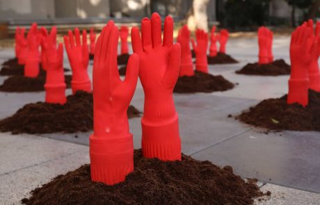 "קוברים את הנשים בחייהן": המיצג שזעזע את תל אביב – ואולי יביא לשינוי