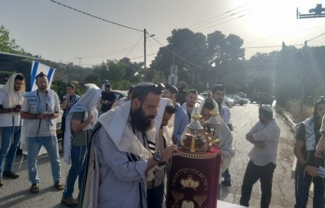 תפילת שחרית בכניסה לכפר העוין: "לא ניתן שדם תושבינו יהיה הפקר"