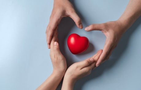 איך יודעים שעמותה ראויה לתרומה? שאלות ותשובות על שקיפות, אישורים ואמינות