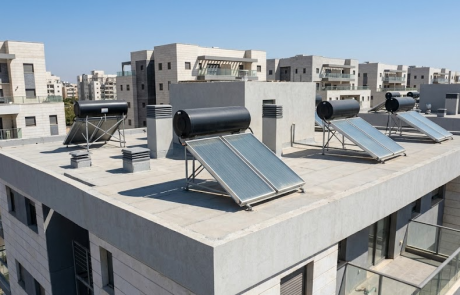 המעבר לחורף מתחיל על הגג: החשיבות של מערכת חימום מים אמינה
