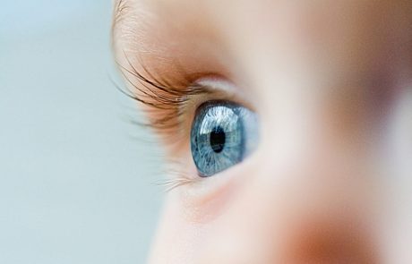 מדוע צבע העיניים של תינוקות משתנה?