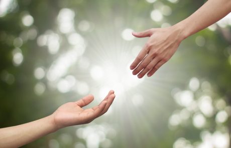 מתקשרת רוחנית: הגשר בין העולמות