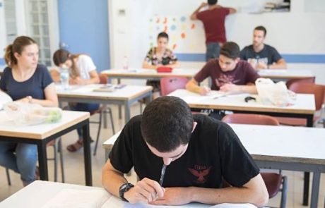 ללמוד להוביל: תואר ראשון בתקשורת ותואר ראשון בכלכלה וניהול