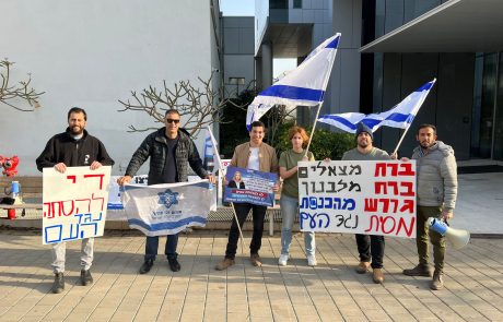 מילואימניקים הגיעו הבוקר להפגין מול ביתו של אהוד ברק