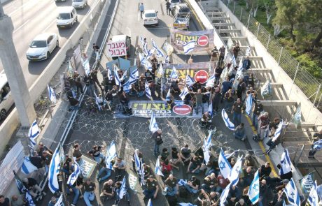 אנשי שמאל חסמו את כביש 1 – השוטרים לא פינו אותם