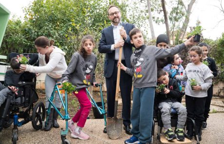 לציון ט"ו בשבט, שגריר האיחוד האירופי, עמנואל ז'ופרה, נטע בבית איזי שפירא עצים למען זכותם של ילדים על עתידם