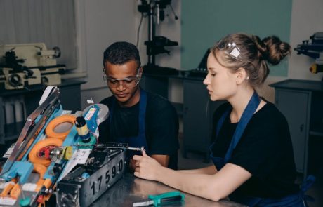 המהפכה החשמלית מחכה לנשים: למה כדאי לך להצטרף לתואר שני בהנדסת חשמל?