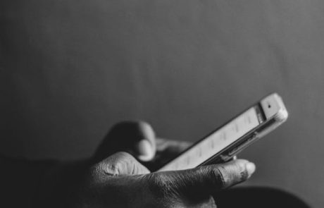 פתרונות תקשורת מתקדמים: בין טלפון מושגח לבין טלפון כשר עם וואטסאפ