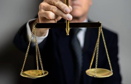 כיצד לבחור עורך דין פלילי: כל מה שצריך לדעת
